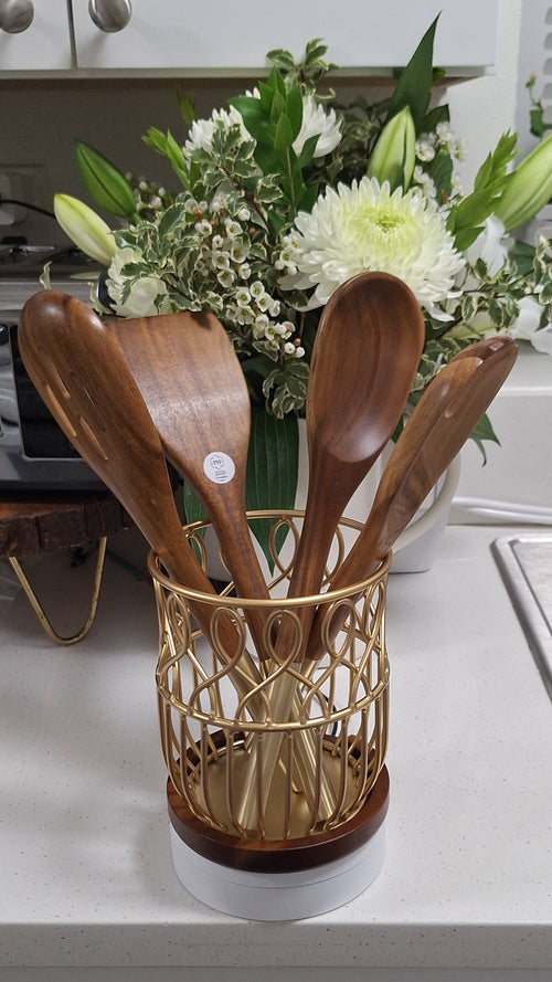Organizador de utensilios

Con 4 utensilios de madera
